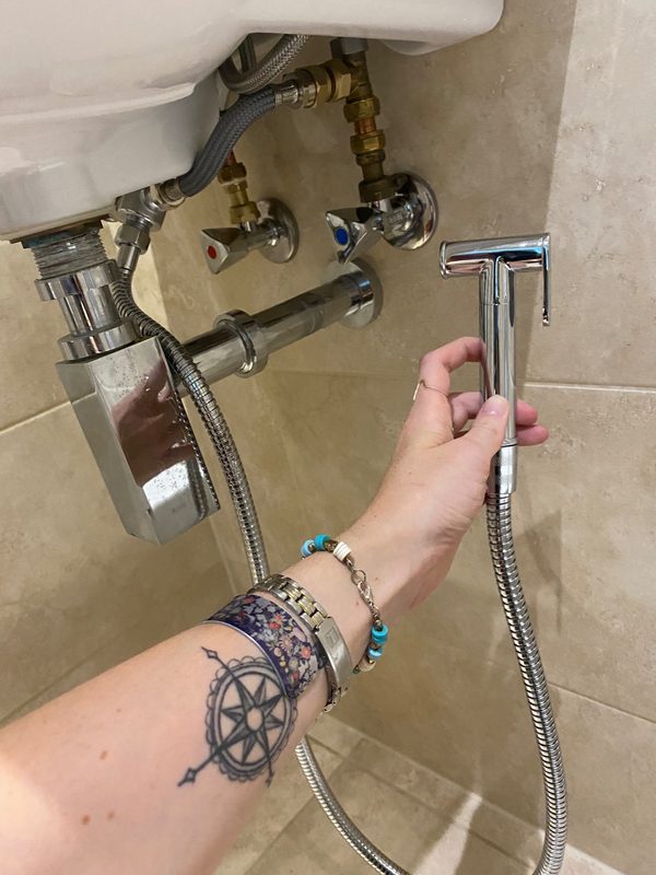 Bidet hose with temperature adjustment